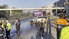Otomobil, İETT otobüsüne çarptı: 3 ölü