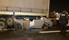 Otomobil, TIR'a arkadan çarptı: 2 ölü, 1 yaralı