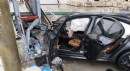Otomobil fabrika kapısına çarptı: 2 yaralı