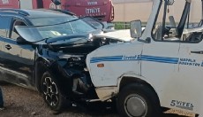 Otomobil ile kamyonet kafa kafaya çarpıştı; 3 yaralı