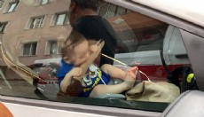 Otomobilde mahsur kalan 9 aylık bebek kurtarıldı