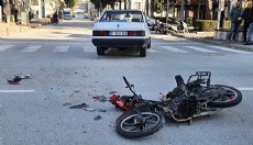 Otomobille çarpışan motosikletli yaralandı