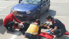 Otomobille çarpışan motosikletteki 2 kişi yaralandı