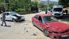 Otomobiller kafa kafaya çarpıştı: 4 yaralı
