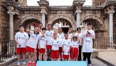 Özel sporculara Antalya'da basketbol eğitimi
