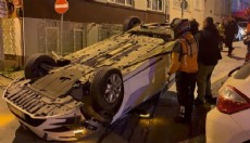 Park halindeki 3 araca çarpan otomobil, takla attı