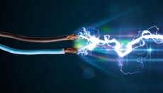 Parkta oynayan çocuklar elektrik akımına kapıldı