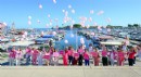Pembe balonlar meme kanseri farkındalığı için gökyüzünde