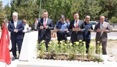 Protokolden şehitlik ziyareti