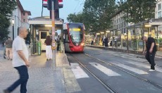 Raylara düşüp tramvayın altında kalan çocuk öldü