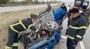 Refüje devrilen otomobilin sürücüsü yaralandı