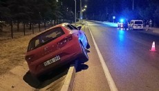 Refüje giren otomobilde 1 yaralı