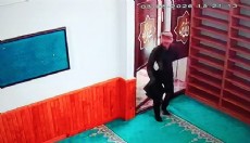 Sadaka kutusundaki paraları çalıp kaçtı