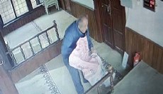 Sadaka kutusunu çalan şüpheli kameraya yakalandı