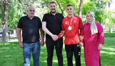 Şampiyon Emirhan Yüksel, gururlandırdı