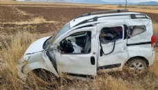 Şarampole düşen araçtaki 2 kişi yaralandı