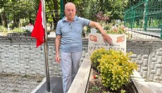 Şehit polis memuru oğlunun mezar taşını öpüp, dua etti
