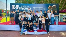 Serikli öğrenciler kitap fuarında