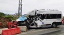 Servis minibüsü ile midibüs çarpıştı: 1'ağır 6 yaralı
