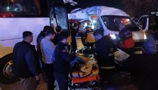 Servis otobüsü ile servis minibüsü çarpıştı: 13 yaralı