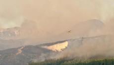 Seydikemer’deki yangına havadan müdahale yeniden başladı