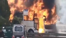 Seyir halindeki yolcu otobüsü alev alev yandı