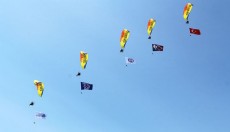 THK'dan Antalya semalarında paramotor gösterisi
