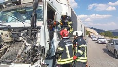 TIR kabininde sıkışan şoförü itfaiye kurtardı