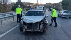 TIR ve otomobil çarpıştı: 3 yaralı