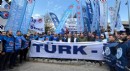 TÜRK-İŞ'ten bakanlık önünde '1 Mayıs'ı kutlaması