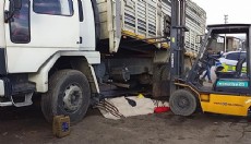 Tamir edilen damper aniden çalışanların üzerine devrildi