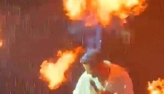 Tan Taşçı'nın konserde yüzü yandı