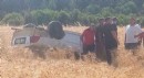 Tarlaya yuvarlanan otomobilin sürücüsü yaralandı