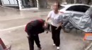 Tartıştığı akranını yere yatırıp ayağıyla yüzüne bastı