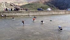 Taşan barajdan çuval ve kasayla balık yakaladılar