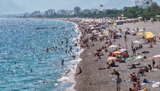 Tatilin son günlerinde Antalya sahilleri doldu