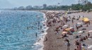 Tatilin son günlerinde Antalya sahilleri doldu