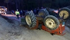 Traktör devrildi: 1 ölü, 1 yaralı