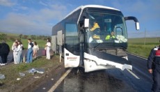Tur otobüsü kaza yaptı; 16 yaralı