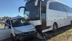 Tur otobüsüyle çarpışan hafif ticari araç sürücüsü öldü
