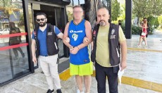 Türk bayrağına tüküren İngiliz turist tutuklandı