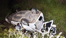 Uçuruma yuvarlanan otomobilde 3 kişi yaralandı