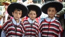 Üçüzler, Antalya'da 23 Nisan kutlamalarında ilgi odağı oldu
