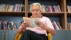 Antalyalı öğretmen, ünlü isimlerle biriktirdiği anılarını kitaplaştırıyor