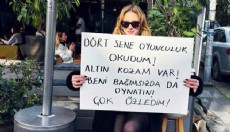 Ünlü oyuncu iş bulmak için sokağa çıktı, pankart açtı