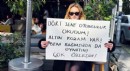 Ünlü oyuncu iş bulmak için sokağa çıktı, pankart açtı