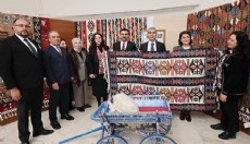 Vali Aktaş, kilim atölyesini inceledi