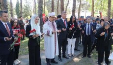Vali Bilgihan ve protokol üyeleri şehitliği ziyaret etti