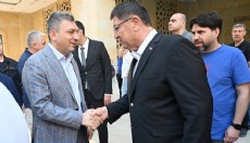 Vali Şahin, namaz çıkışı bayramlaştı