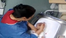 Vicdansız hemşire: 5 günlük bebeğe şiddet